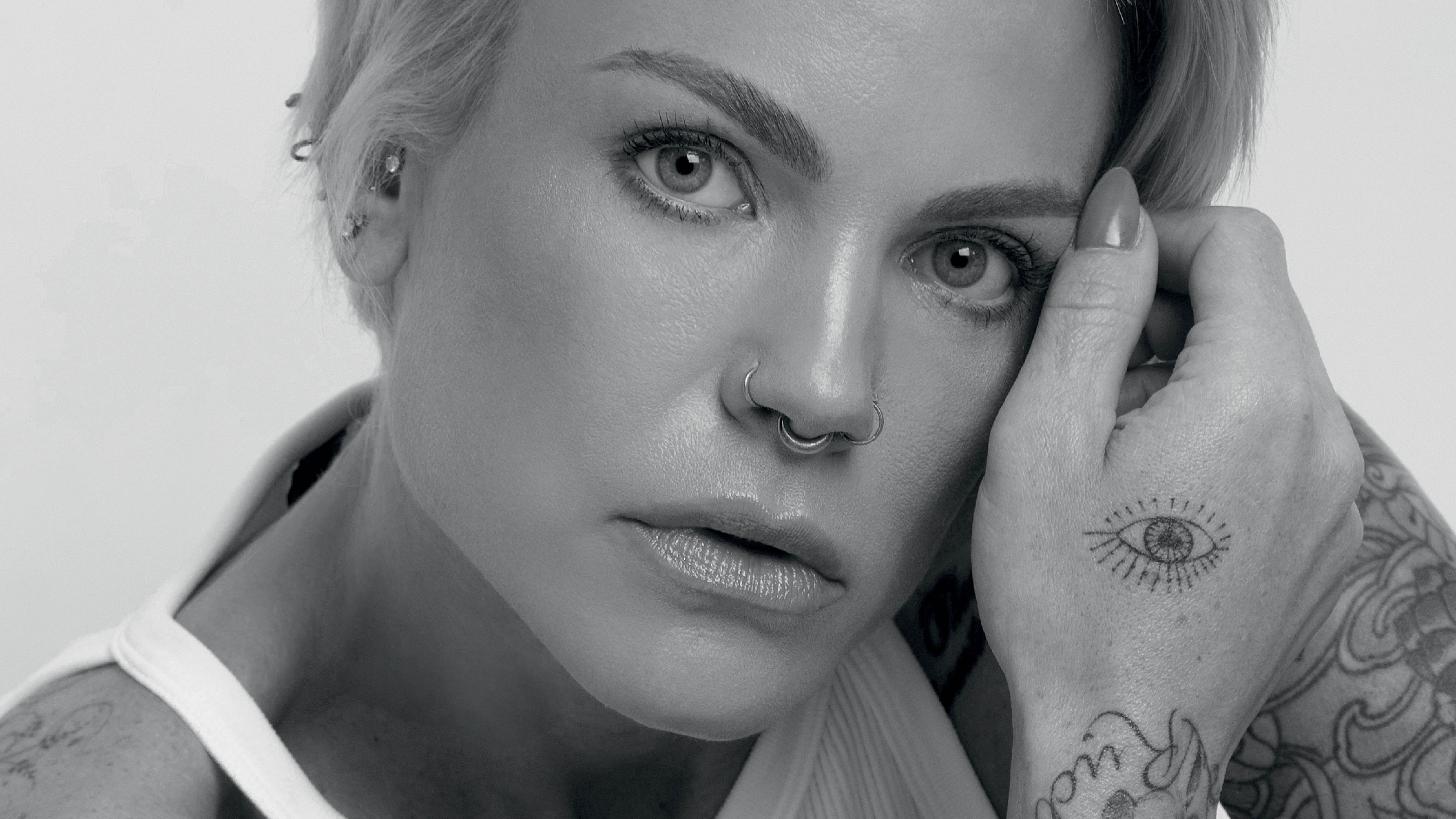 Close em preto e branco de rosto de mulher