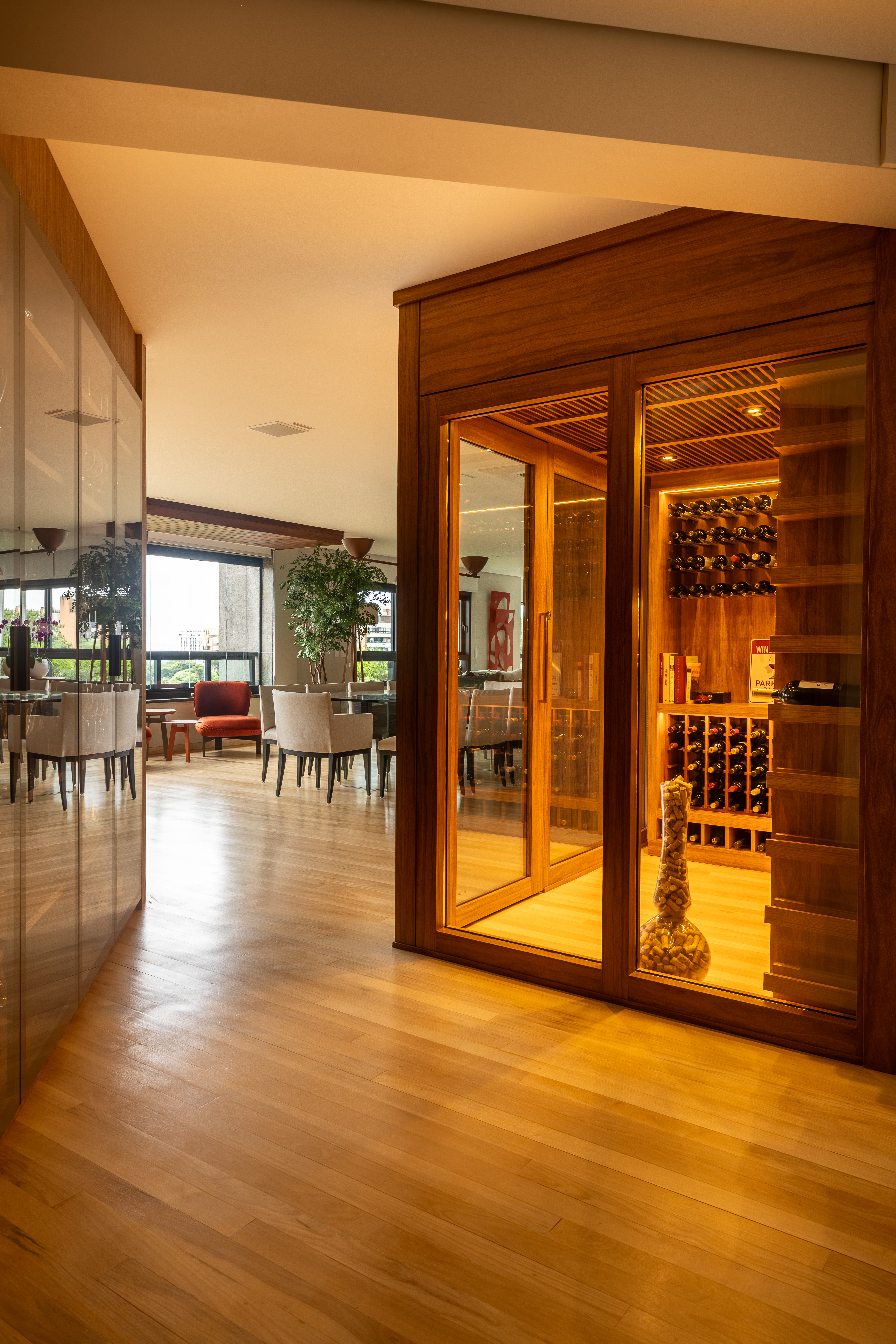 Sala de estar com adega robusta e espa&ccedil;osa de frente para cristaleira