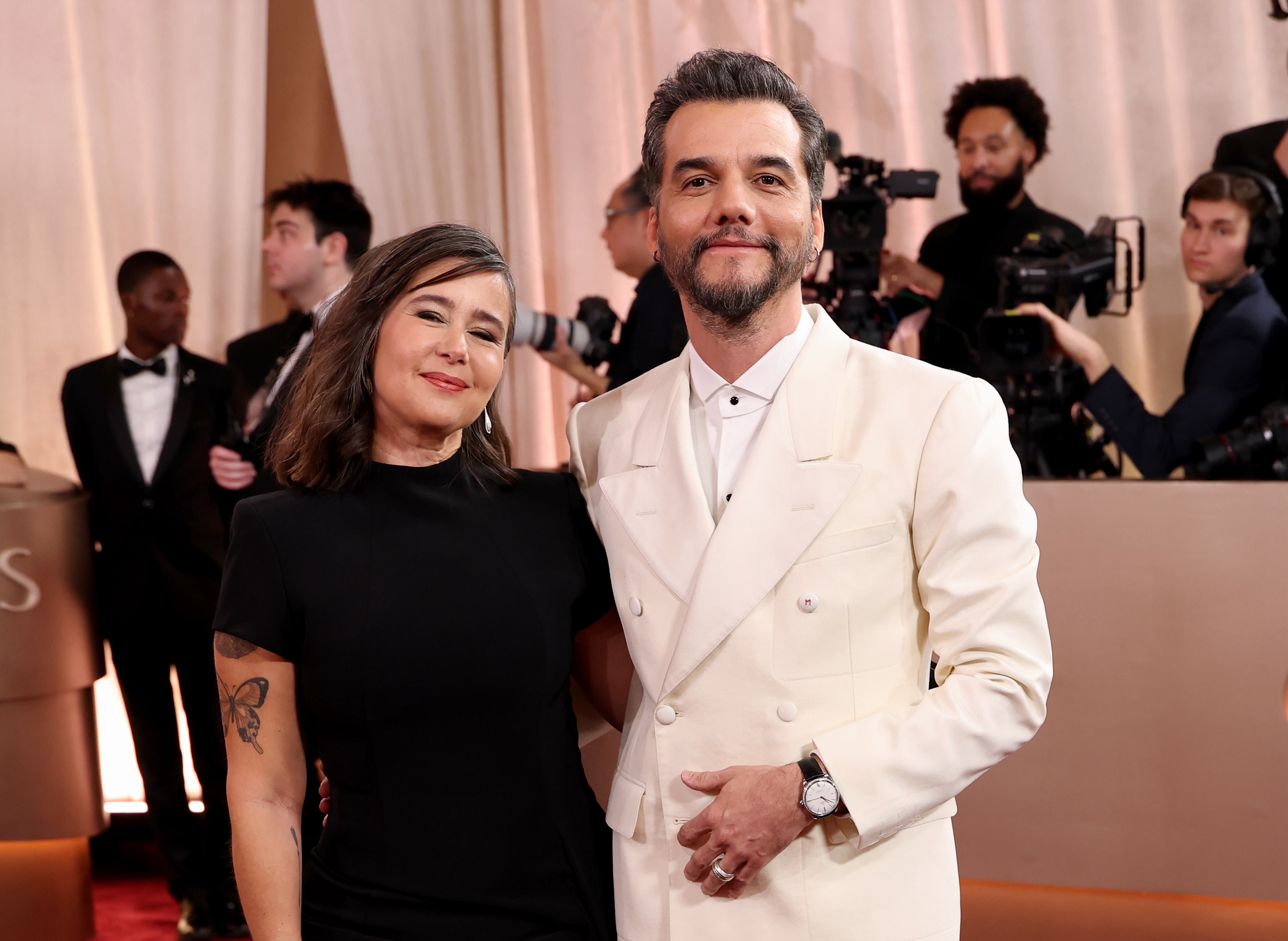 Wagner Moura e Sandra Delgado no tapete vermelho do Globo de Ouro 2026