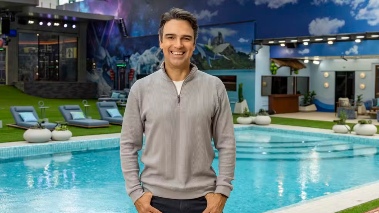 Homem posando para foto em área externa de casa