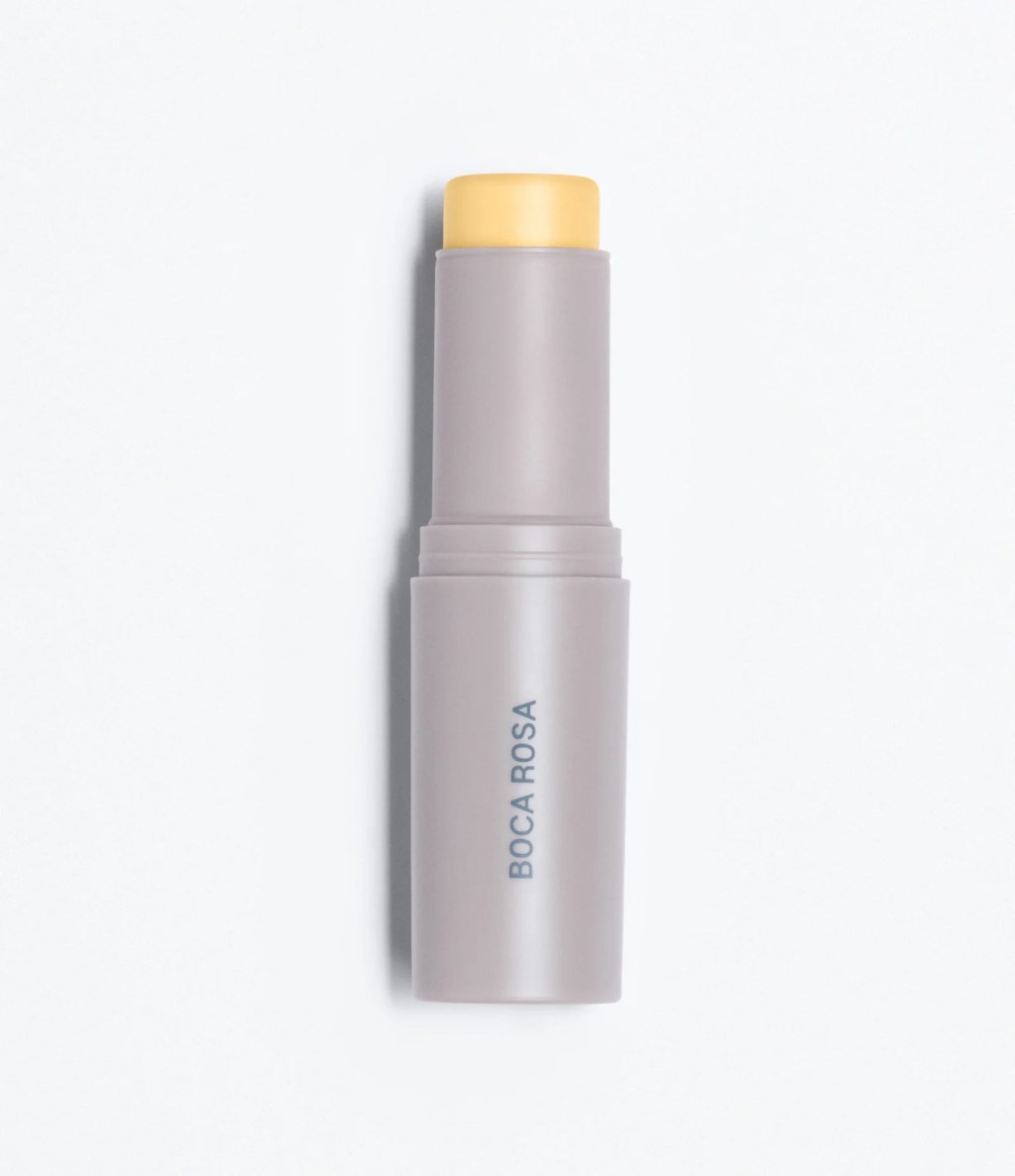 Stick multifuncional Boca Rosa Beauty, produto versátil para base, corretivo e contorno, ideal para maquiagem prática e efeito de pele viçosa.