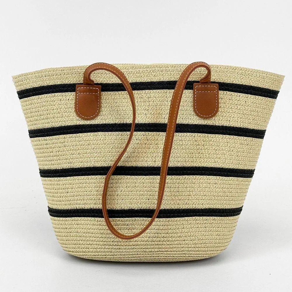 Foto de uma bolsa de palha com listras