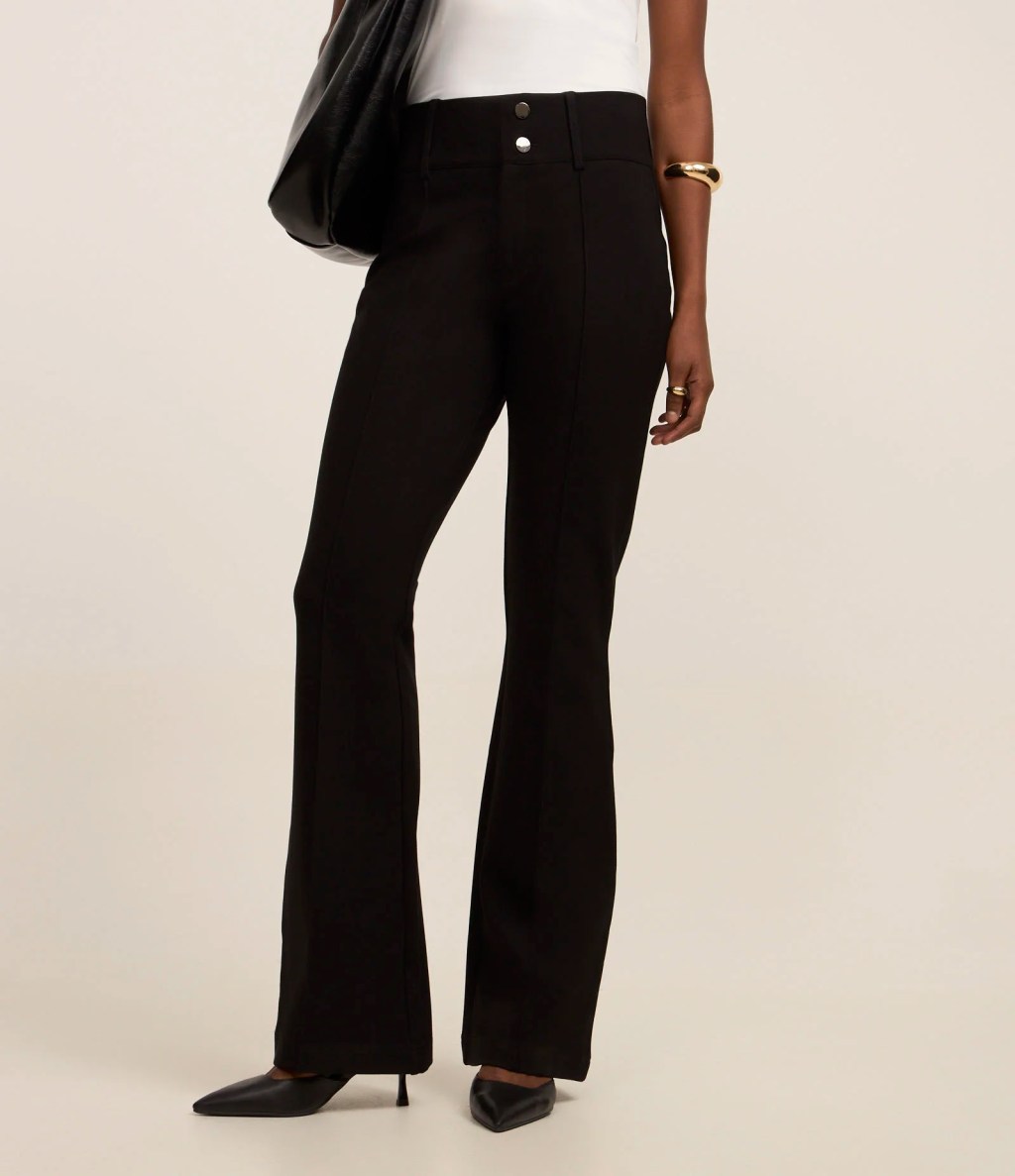 Foto de uma cal&ccedil;a preta flare