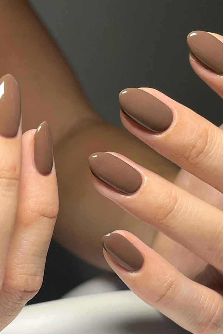 Imagem de unhas com esmalte mocha mousse representando cores para manter na unha por semanas sem enjoar
