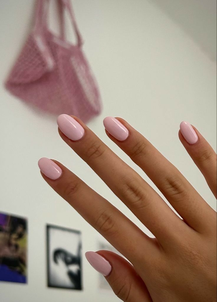 Imagem de unhas com esmalte rosa ch&aacute; representando cores para manter na unha por semanas sem enjoar