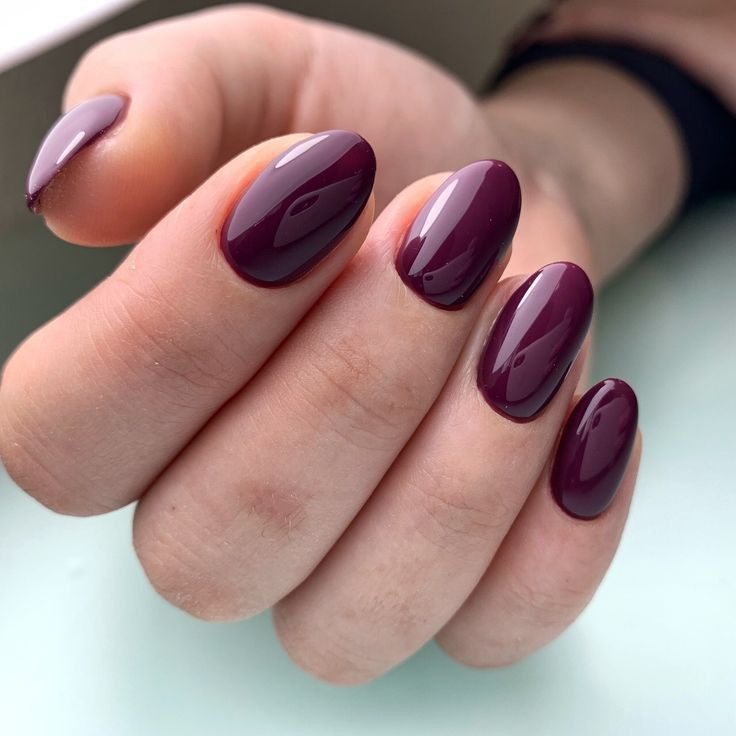 Imagem de unhas com esmalte roxo representando cores para manter na unha por semanas sem enjoar