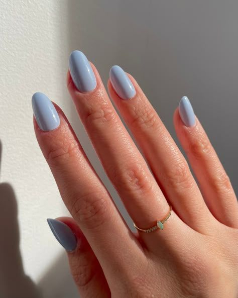 Imagem de unhas com esmalte azul bebe representando cores para manter na unha por semanas sem enjoar