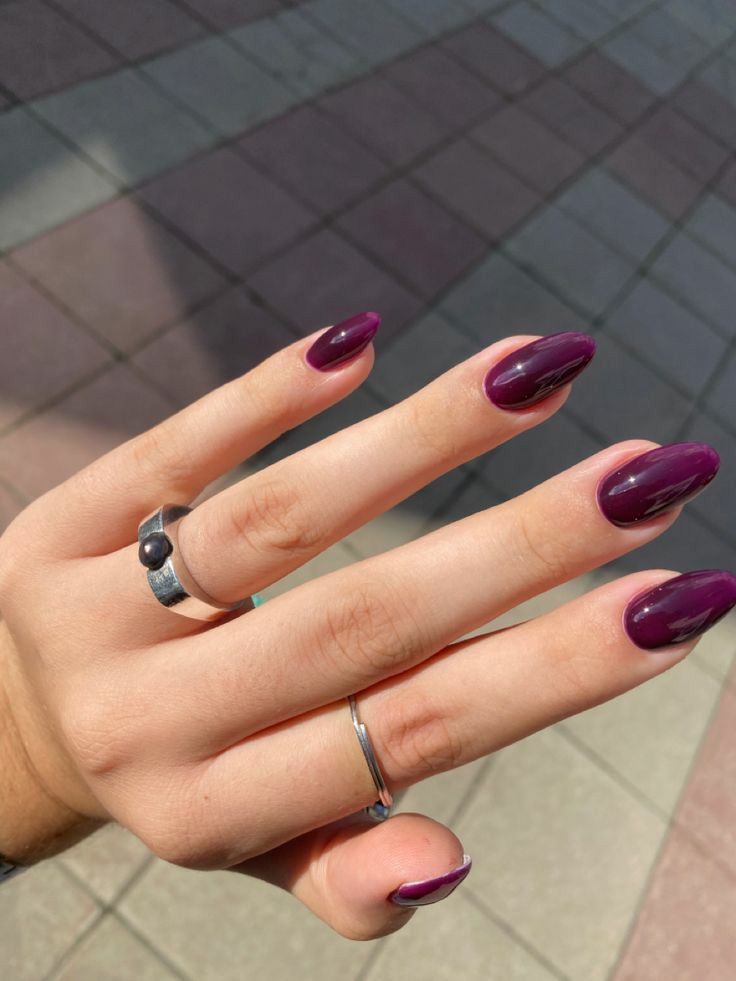 Imagem de unhas com esmalte roxo representando cores para manter na unha por semanas sem enjoar