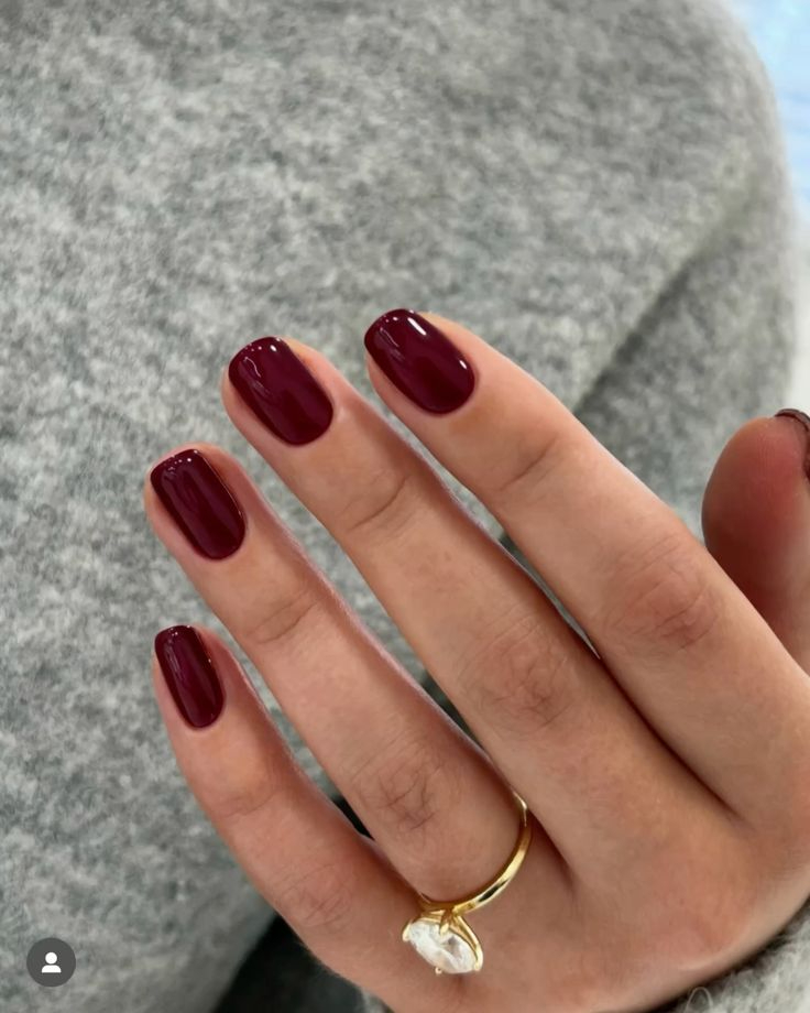 Imagem de unhas com esmalte marsala representando cores para manter na unha por semanas sem enjoar