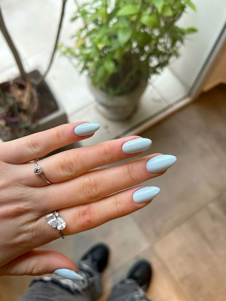 Imagem de unhas com esmalte azul bebe representando cores para manter na unha por semanas sem enjoar