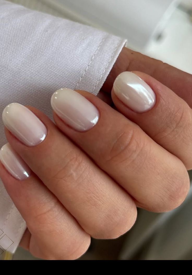Imagem de unhas com esmalte branco perolado representando cores para manter na unha por semanas sem enjoar