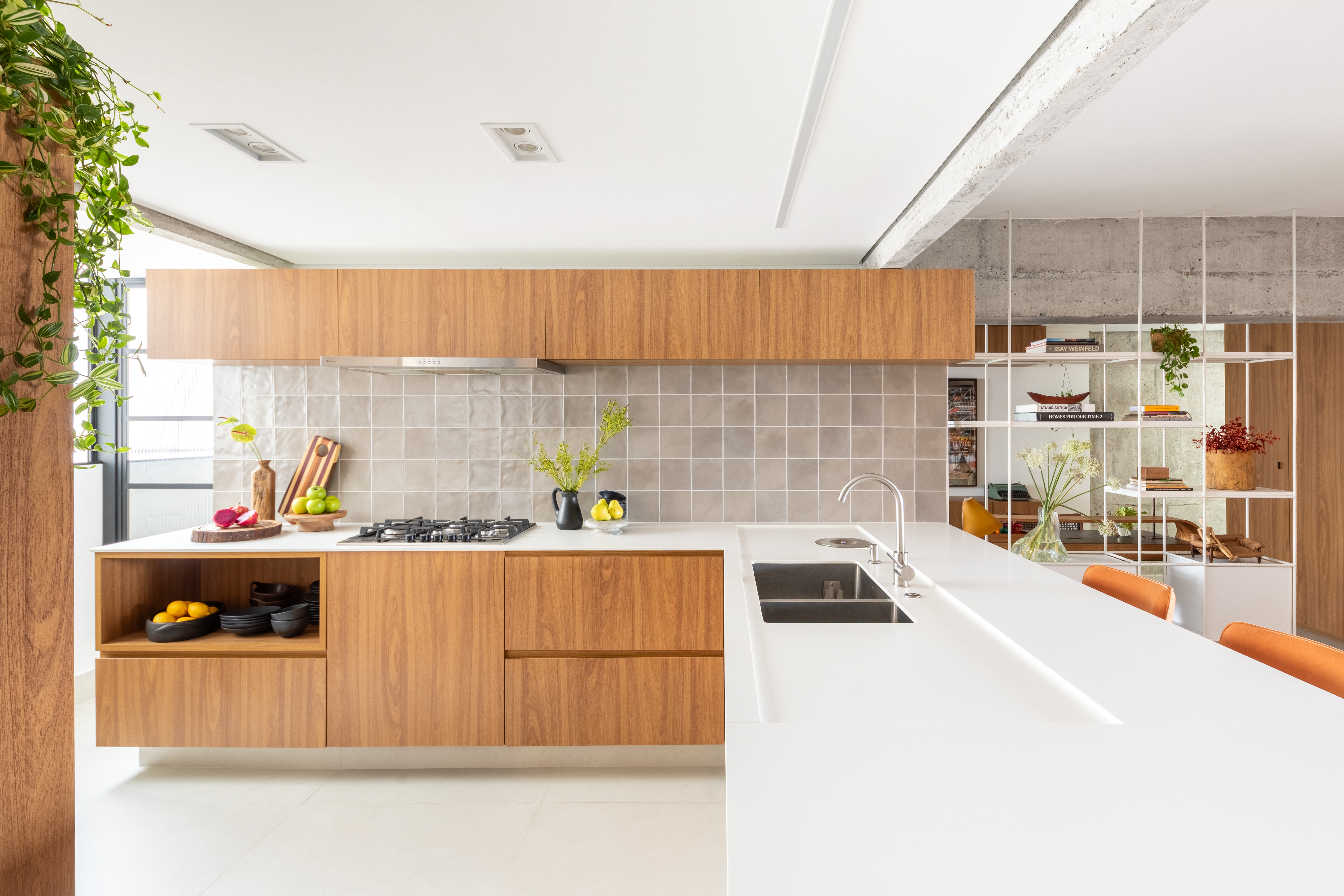 Cozinhas brancas com madeira: 11 inspirações acolhedoras | CLAUDIA