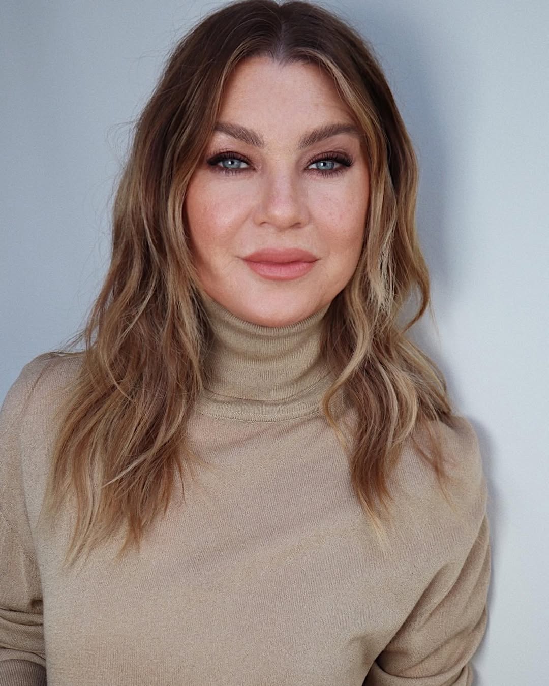 Foto de uma mulher branca com o cabelo repicado na frente