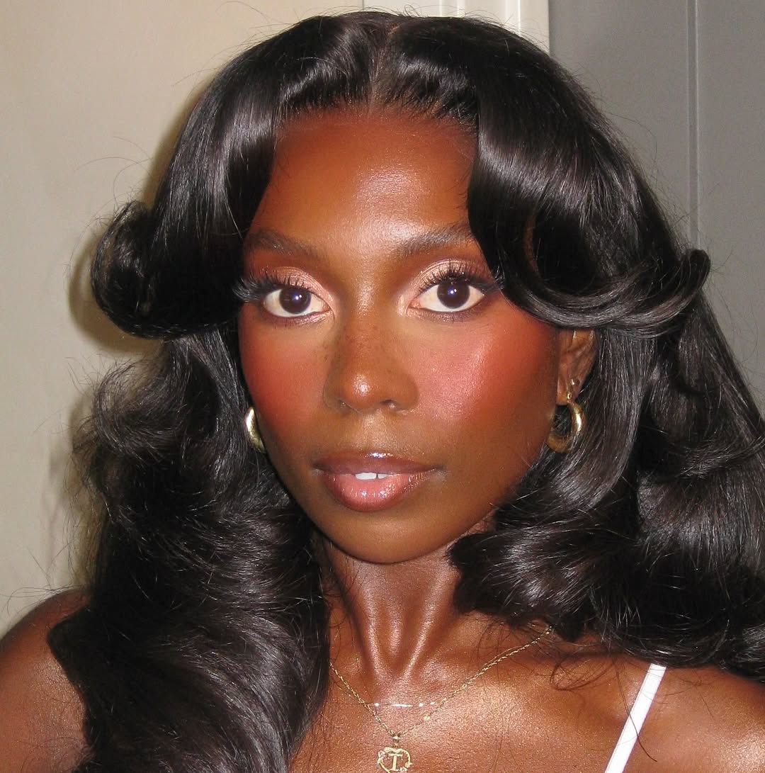 Blush com brilho acetinado valoriza a pele e ilumina a maquiagem de Carnaval