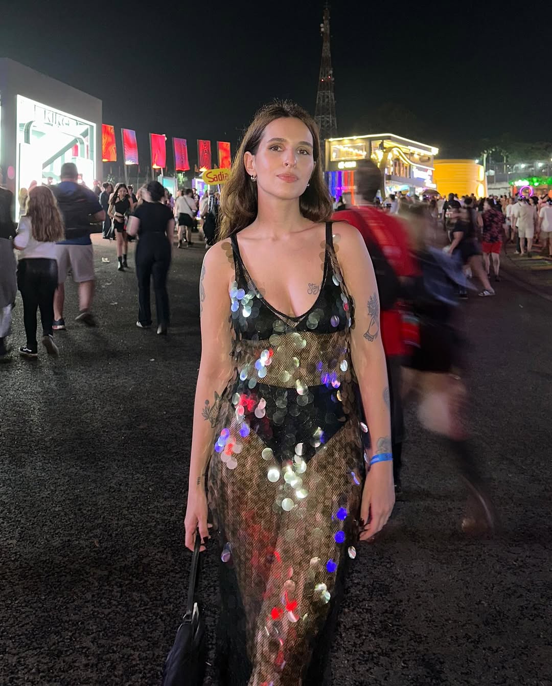 Look de festa com biqu&iacute;ni e vestido brilhante