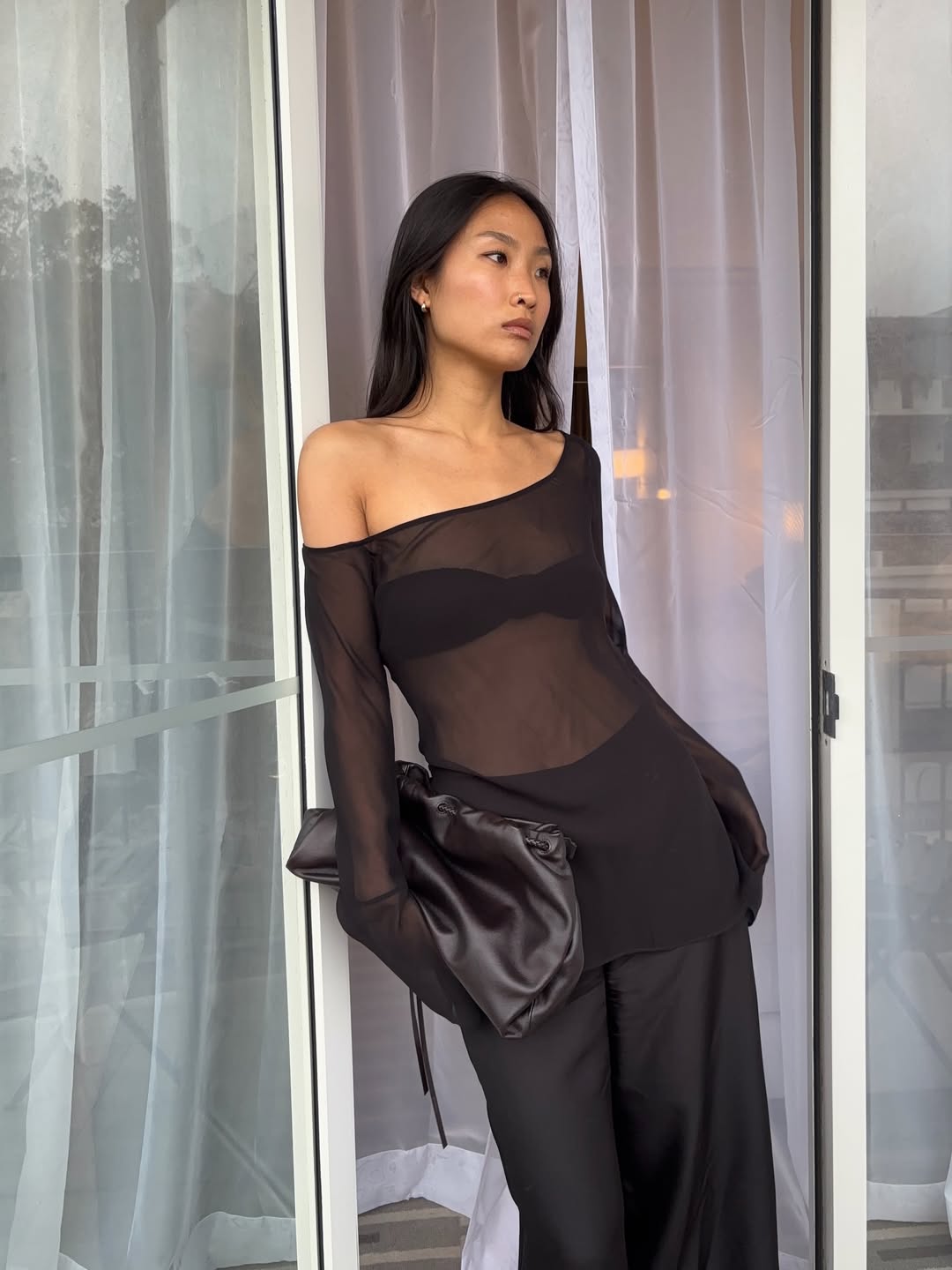 Look com biqu&iacute;ni e transpar&ecirc;ncia preta para usar &agrave; noite