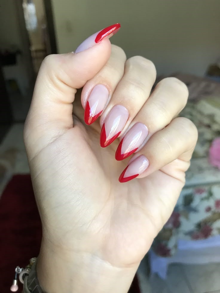 Foto de unhas alongadas com t&eacute;cnica de manicure italiana, para mulheres que cansaram de unhas curtas