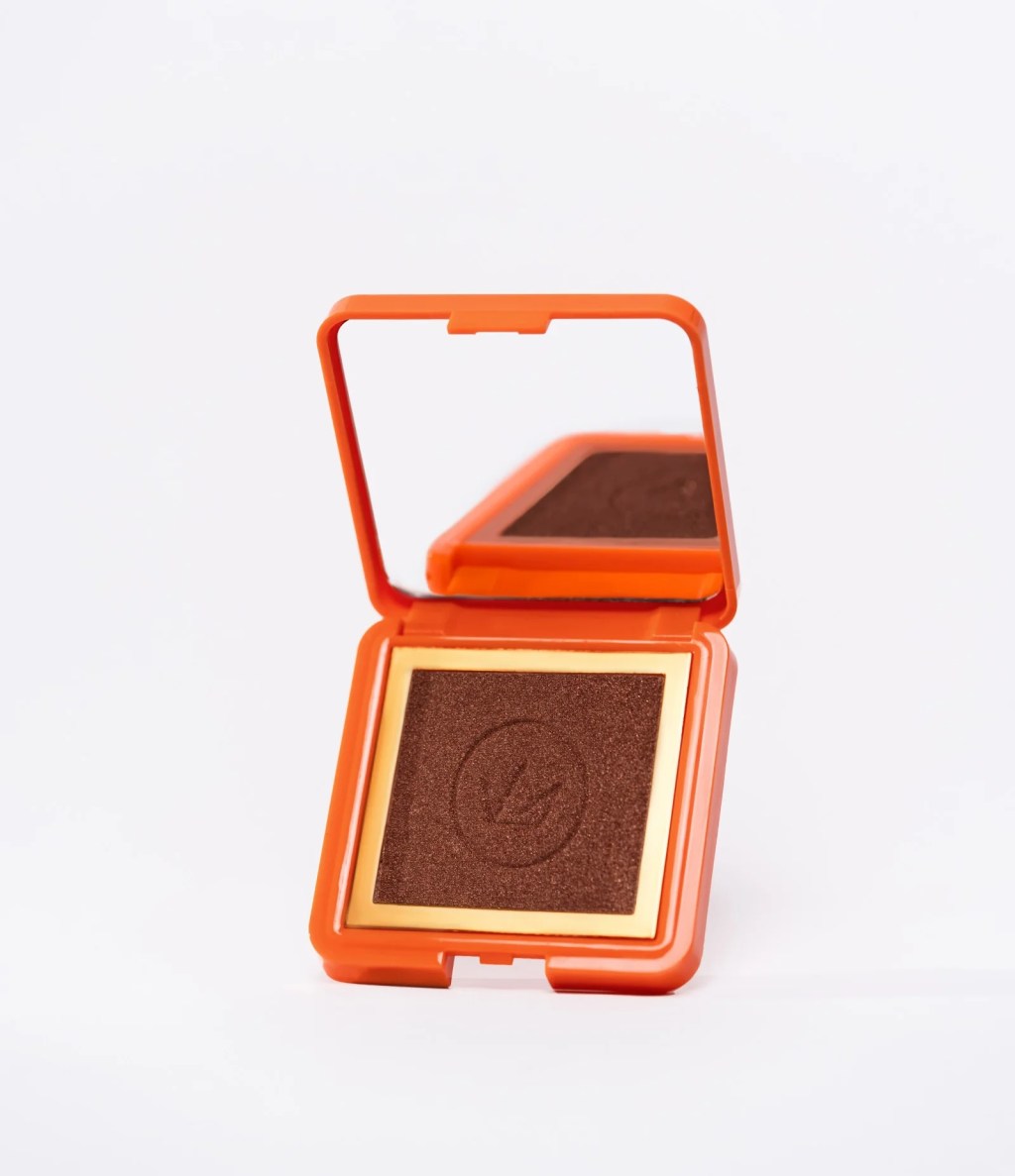 Iluminador compacto Mari Maria Makeup Divine Glow na cor Aurora, com brilho sofisticado e acabamento luminoso para maquiagem diária.