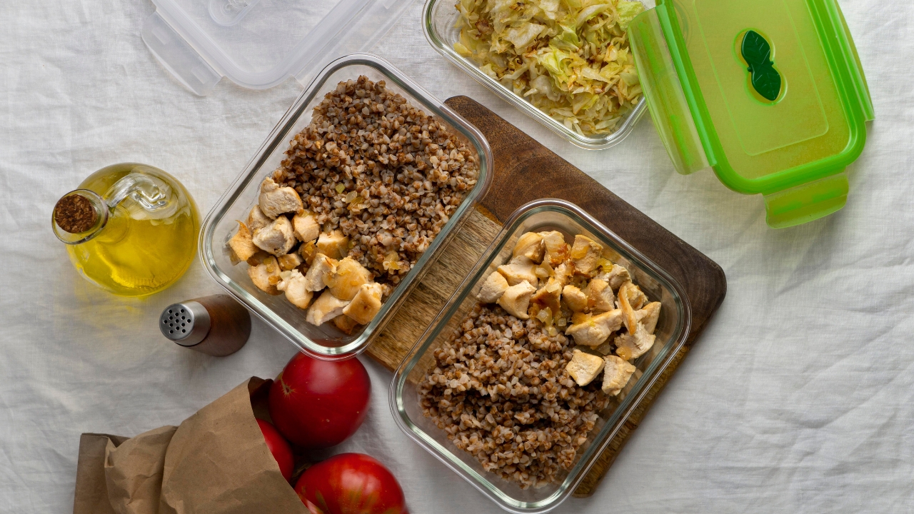 Duas marmitas sobre mesa posta