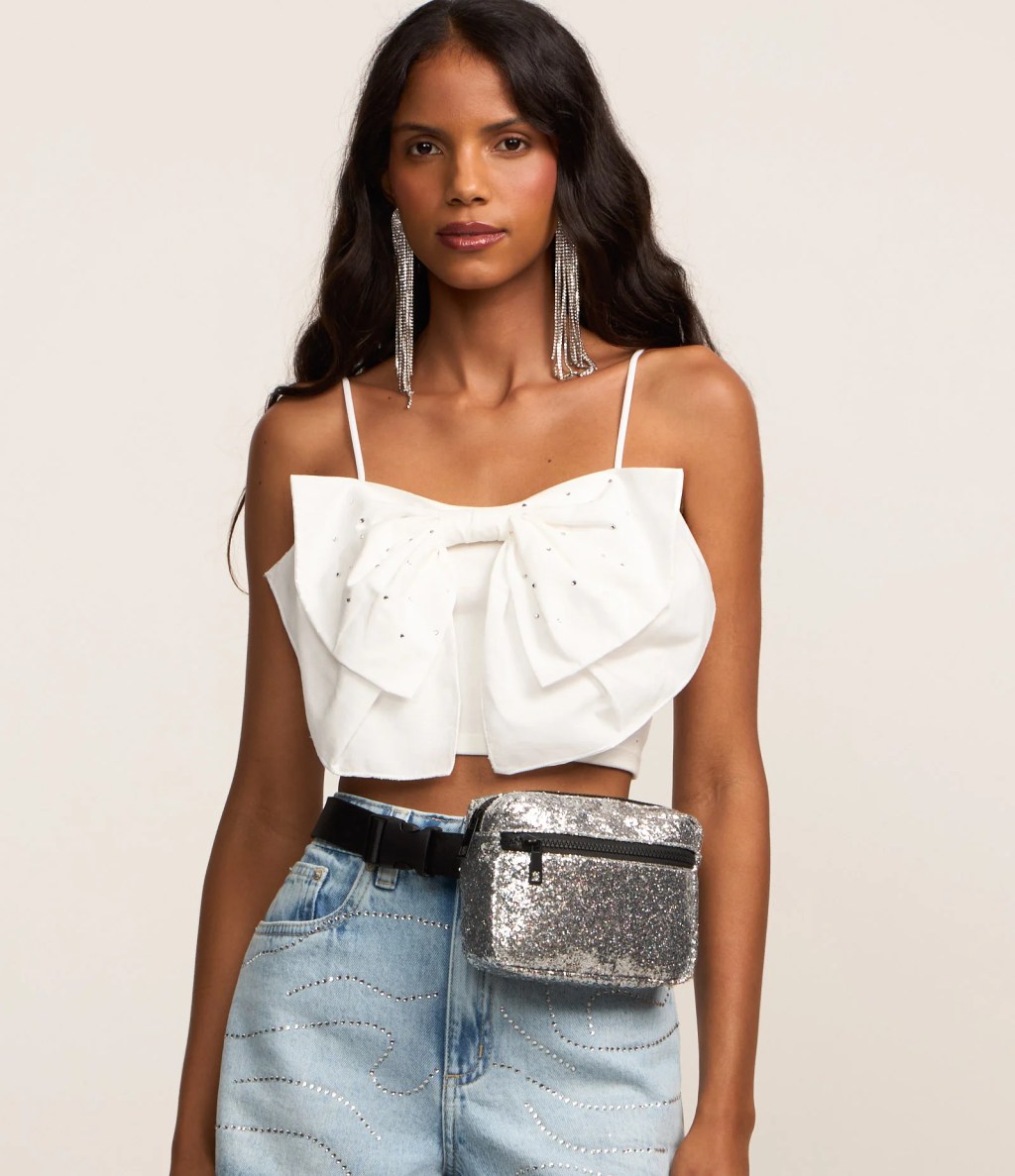 Foto de uma mulher usando uma pochete com glitter