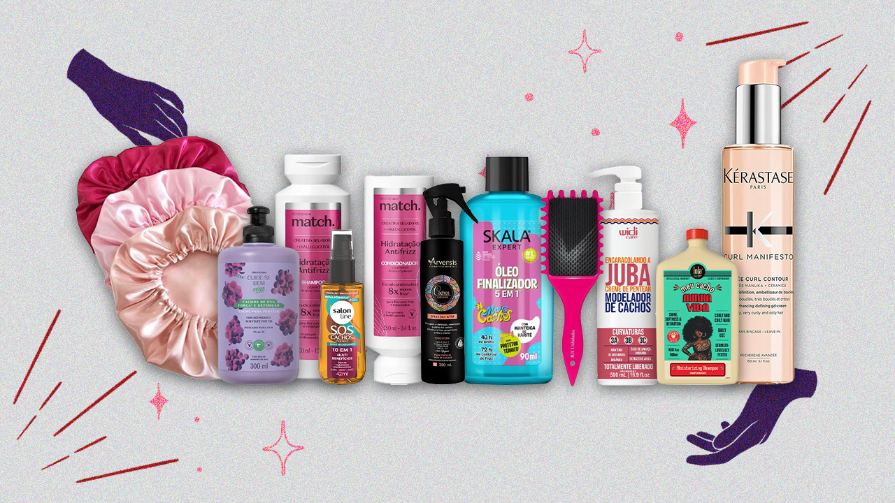 Montagem com produtos para cabelos cacheados, incluindo creme de pentear, shampoo, óleo finalizador, spray ativador, escova de fitagem e toucas de cetim, indicados para cuidar dos cachos no verão.