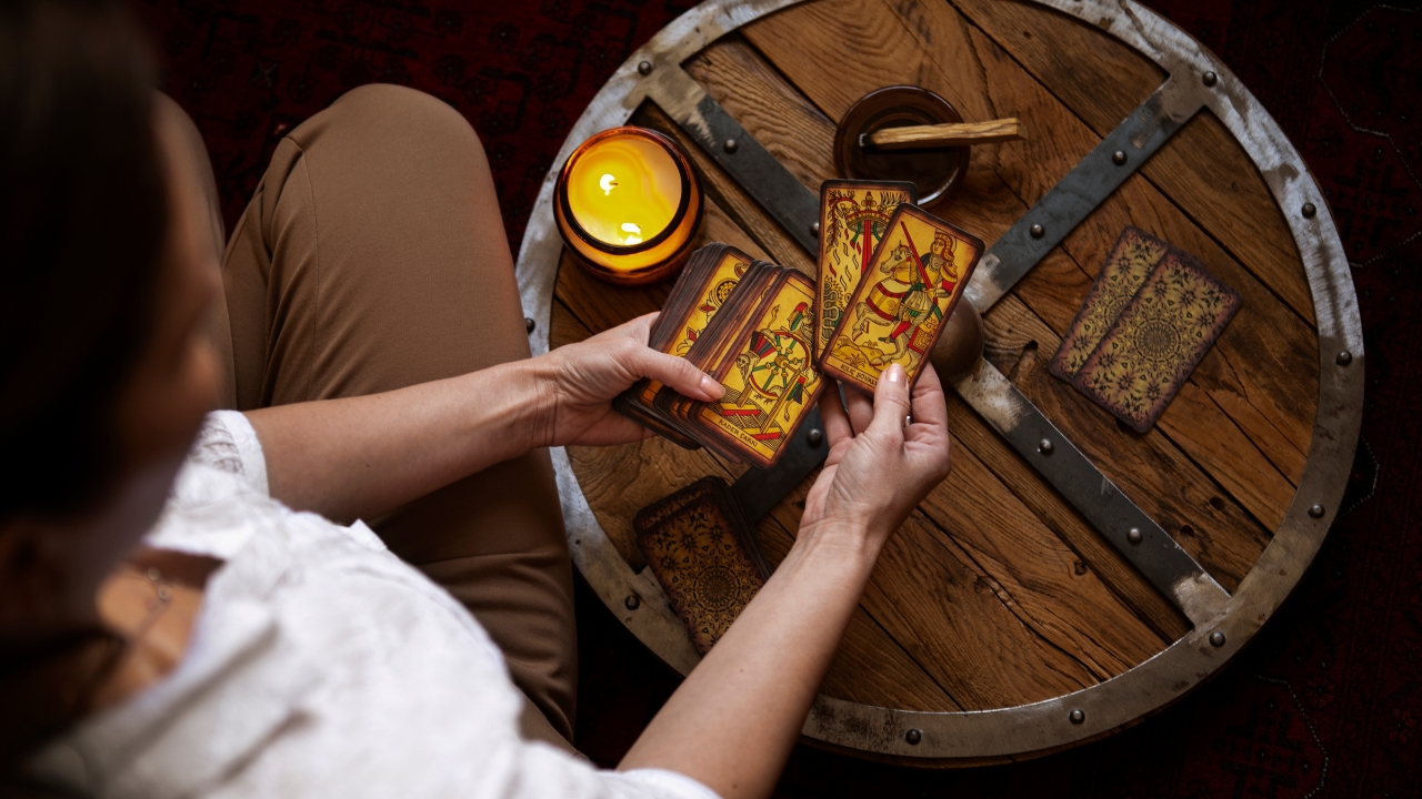 Mulher vista de cima tirando tarot