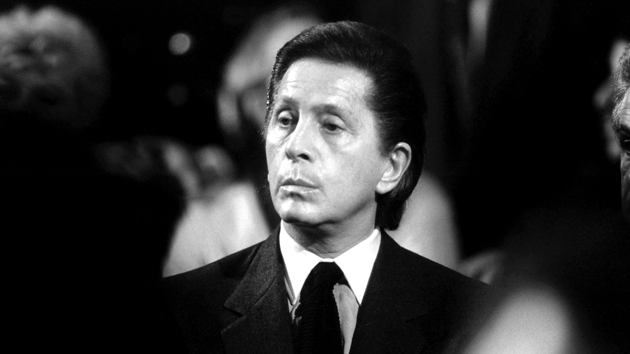 Homem usando paletó em foto em preto e branco