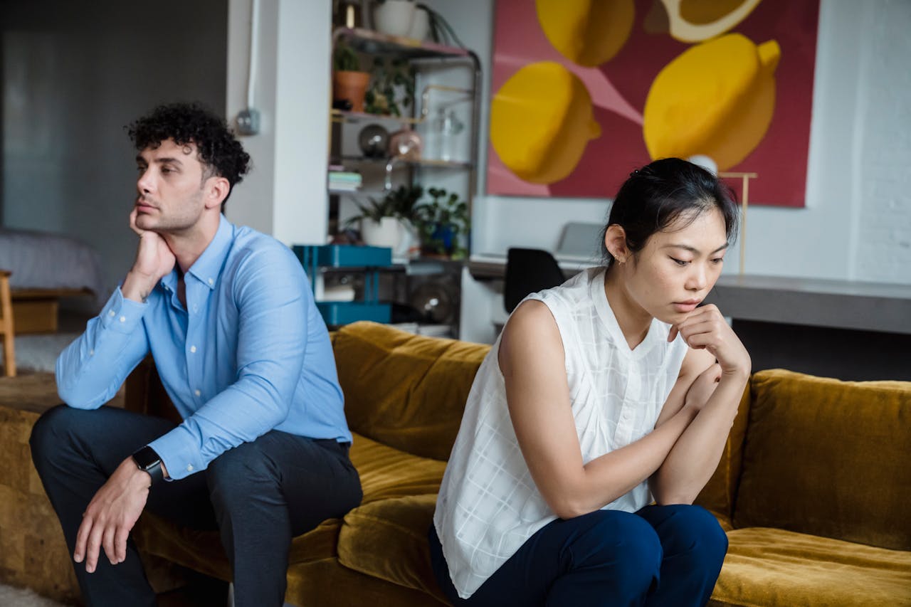 Você já saiu de um encontro com amigos com aquela sensação de cansaço emocional, como se tivesse sido plateia de um longo monólogo? Ou já conviveu com alguém que te interrompe o tempo todo e nunca pergunta como você está? Essas situações podem até ser inofensivas mas, com o tempo,  geram incômodo. 
