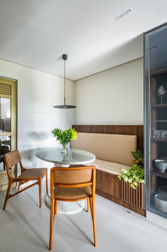 Canto alem&atilde;o com banco de madeira em cozinha