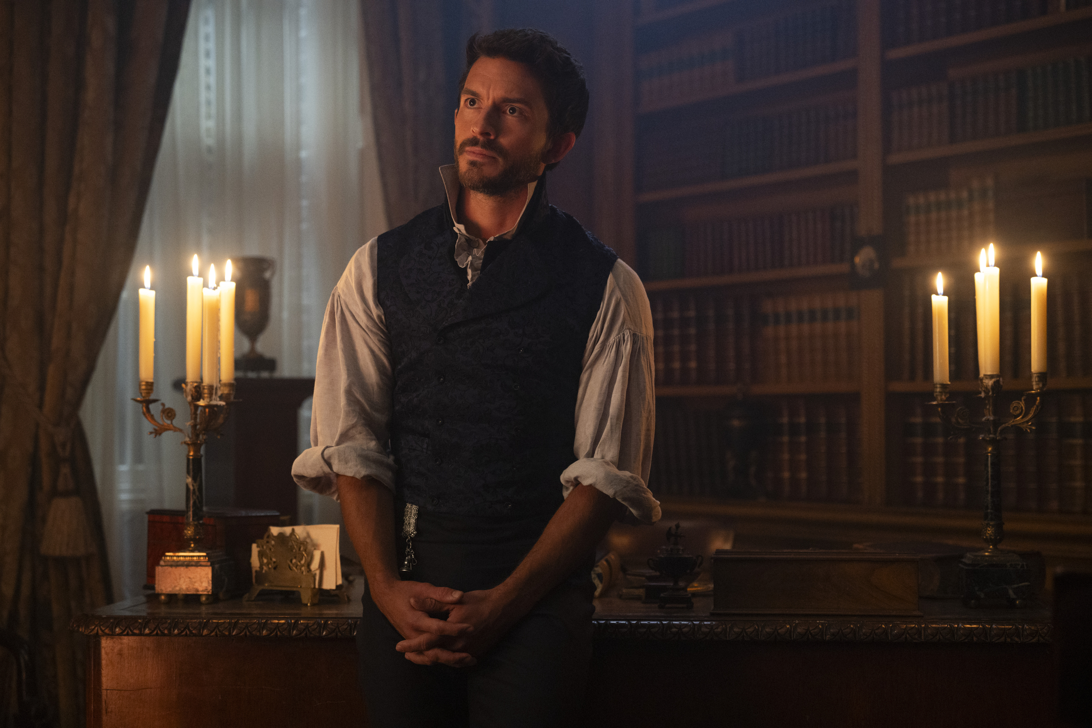 &Agrave; luz de velas, em uma biblioteca repleta de livros, o Visconde surge pensativo, refor&ccedil;ando o tom dram&aacute;tico que marca seu retorno &agrave; s&eacute;rie.