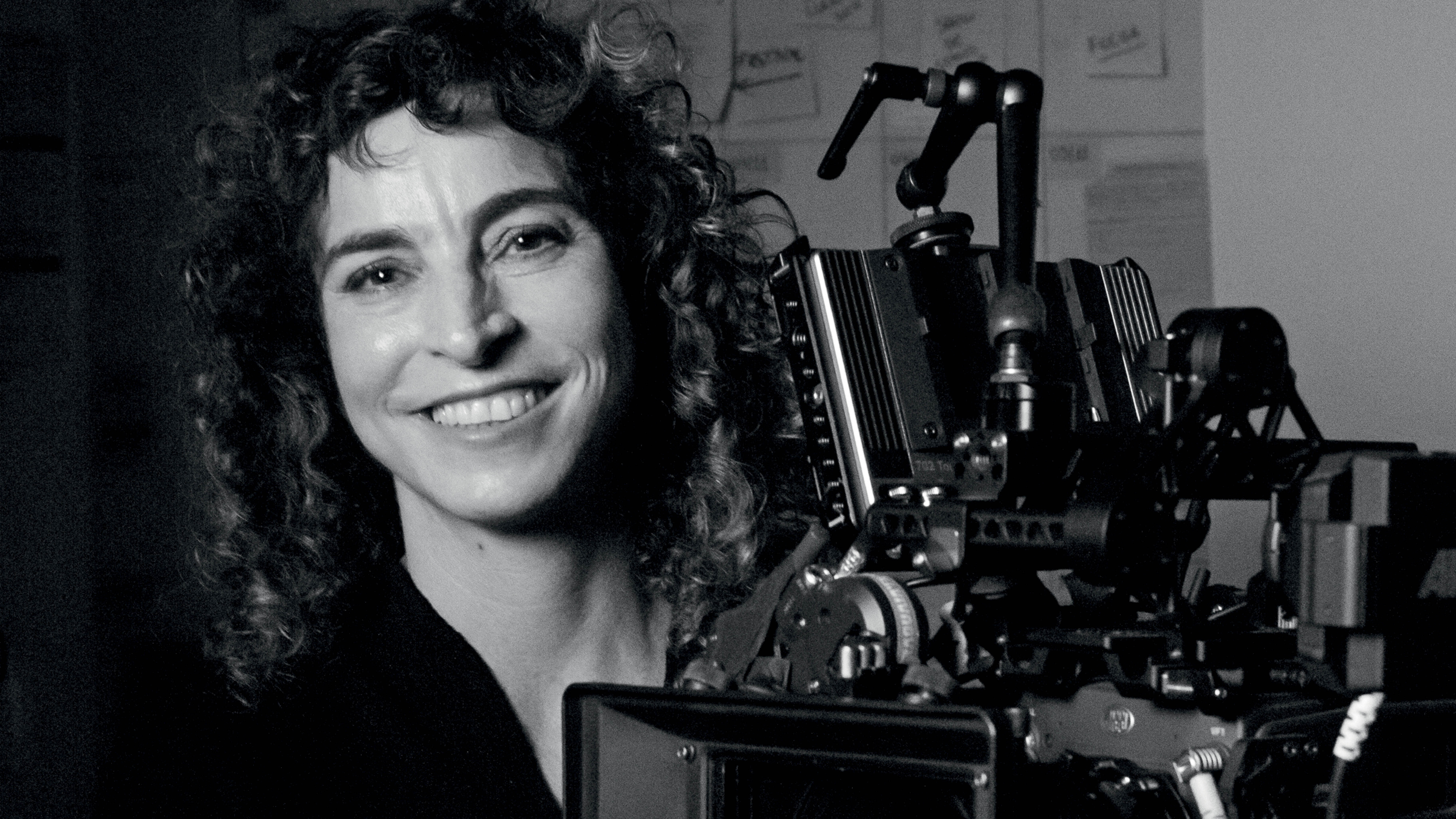 Mulher segurando câmera de gravação em foto preto e branco