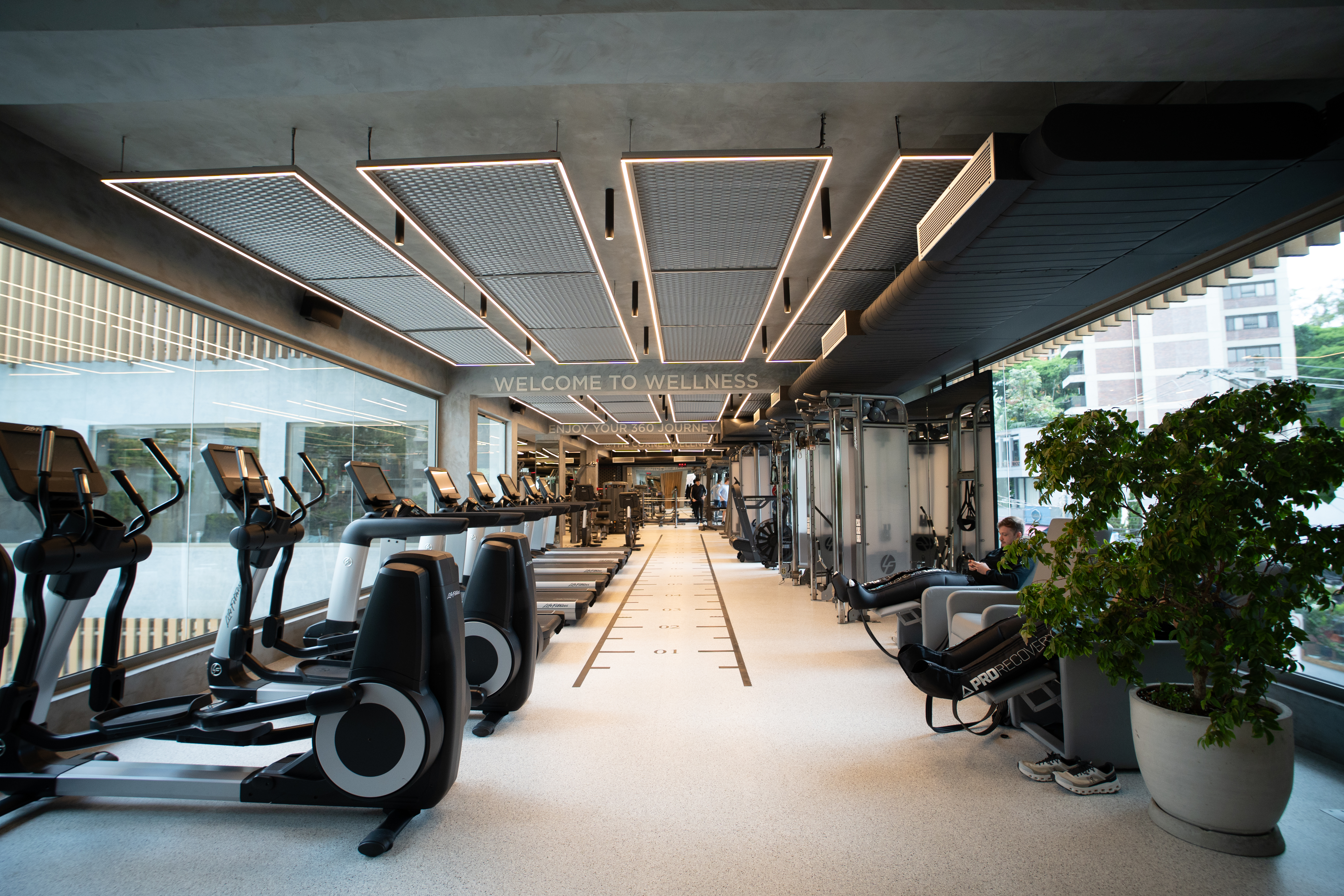 Sala de muscula&ccedil;&atilde;o com esteiras tecnol&oacute;giccas