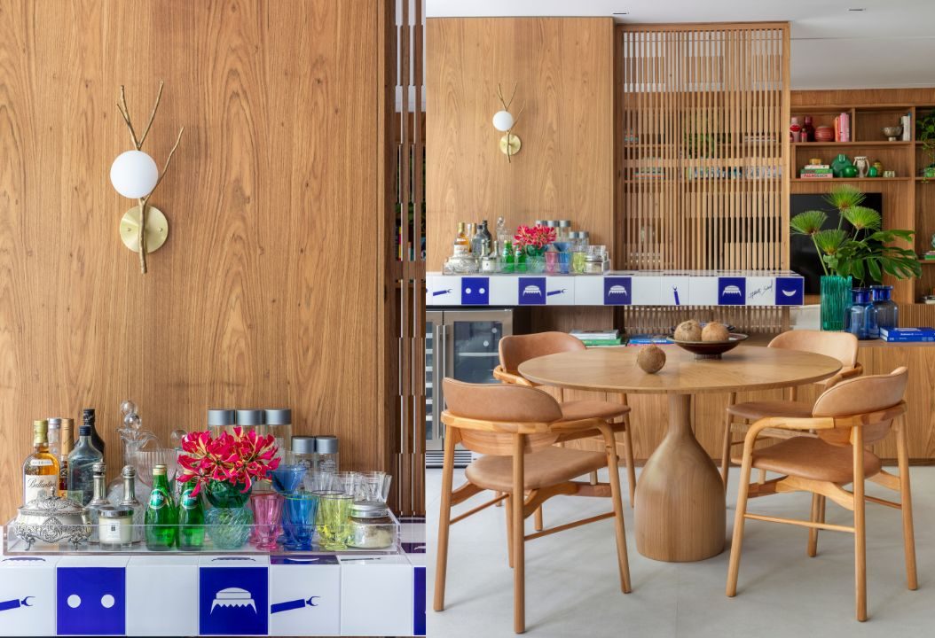 Bar em casa com bancada de azulejos azuis e brancos, parede de madeira e mesa de centro, tamb&eacute;m de madeira