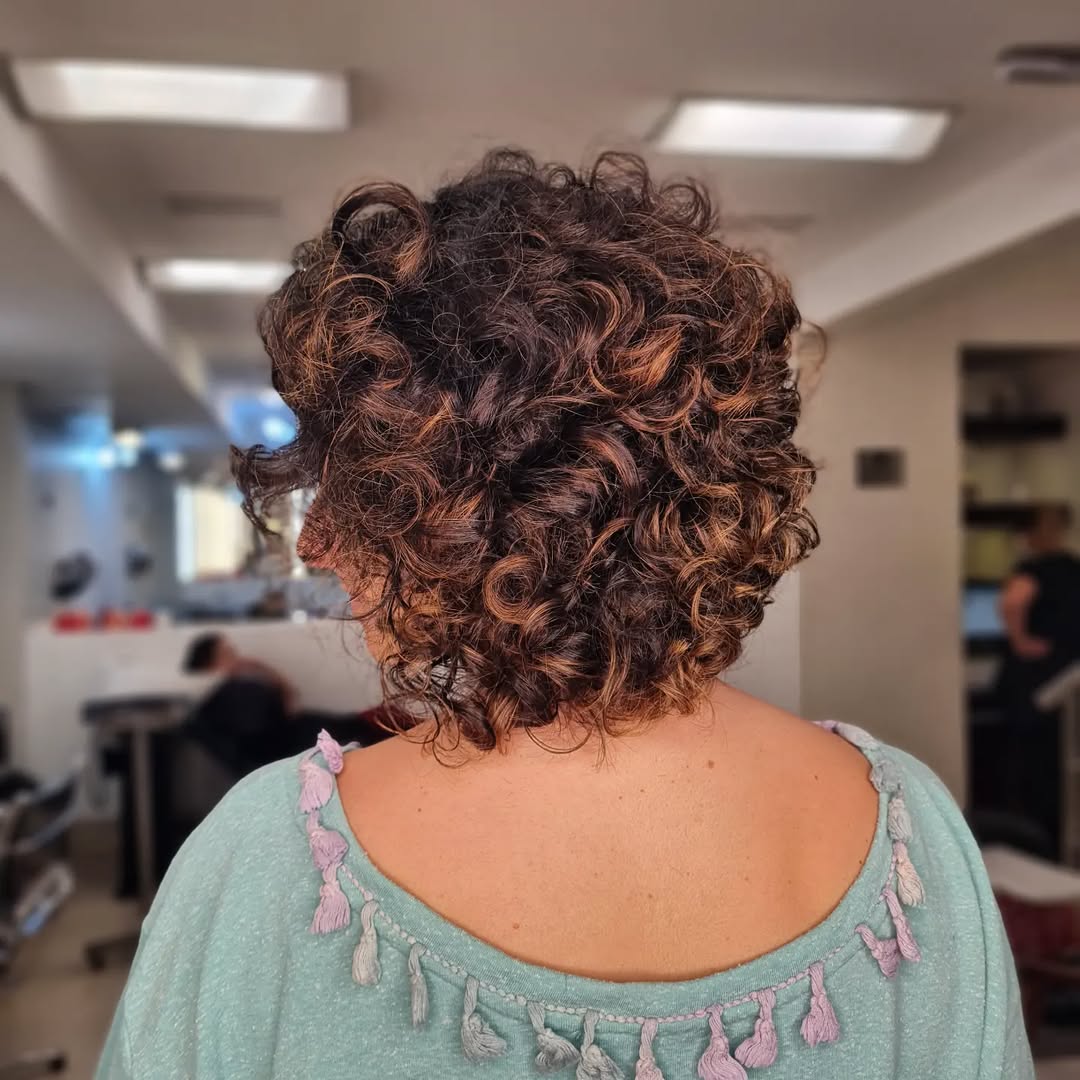 Corte bob ondulado curto com luzes e ondas definidas