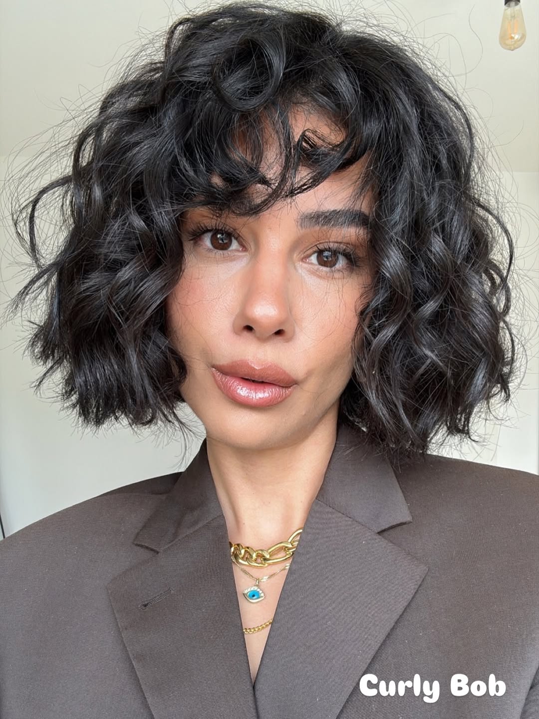 Corte bob ondulado com camadas leves para um visual fluido e moderno