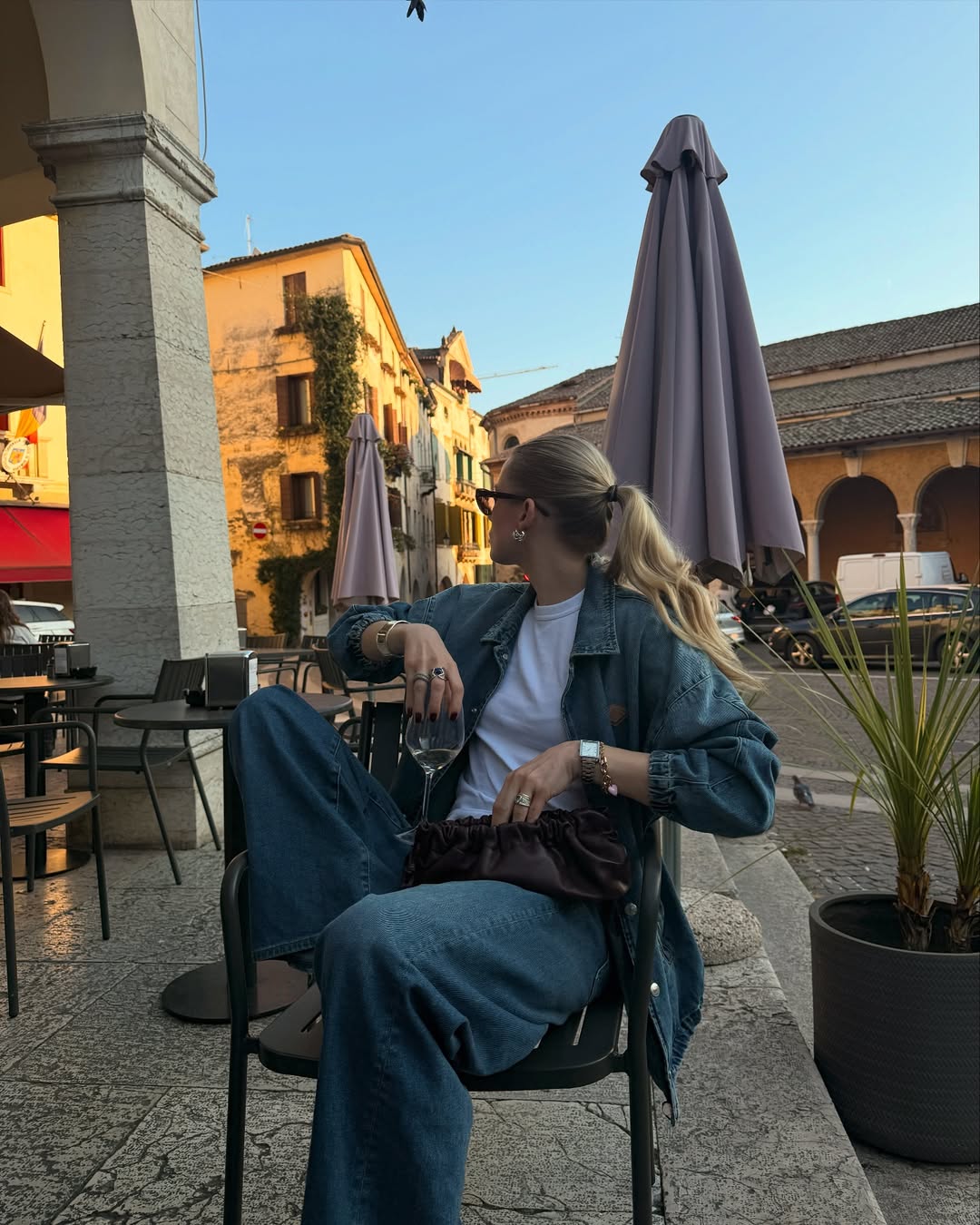 Look com camiseta branca descolado e sofisticado