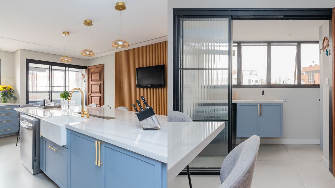 Cozinha com marcenaria azul clara e serralheria preta vista de dois &acirc;ngulos