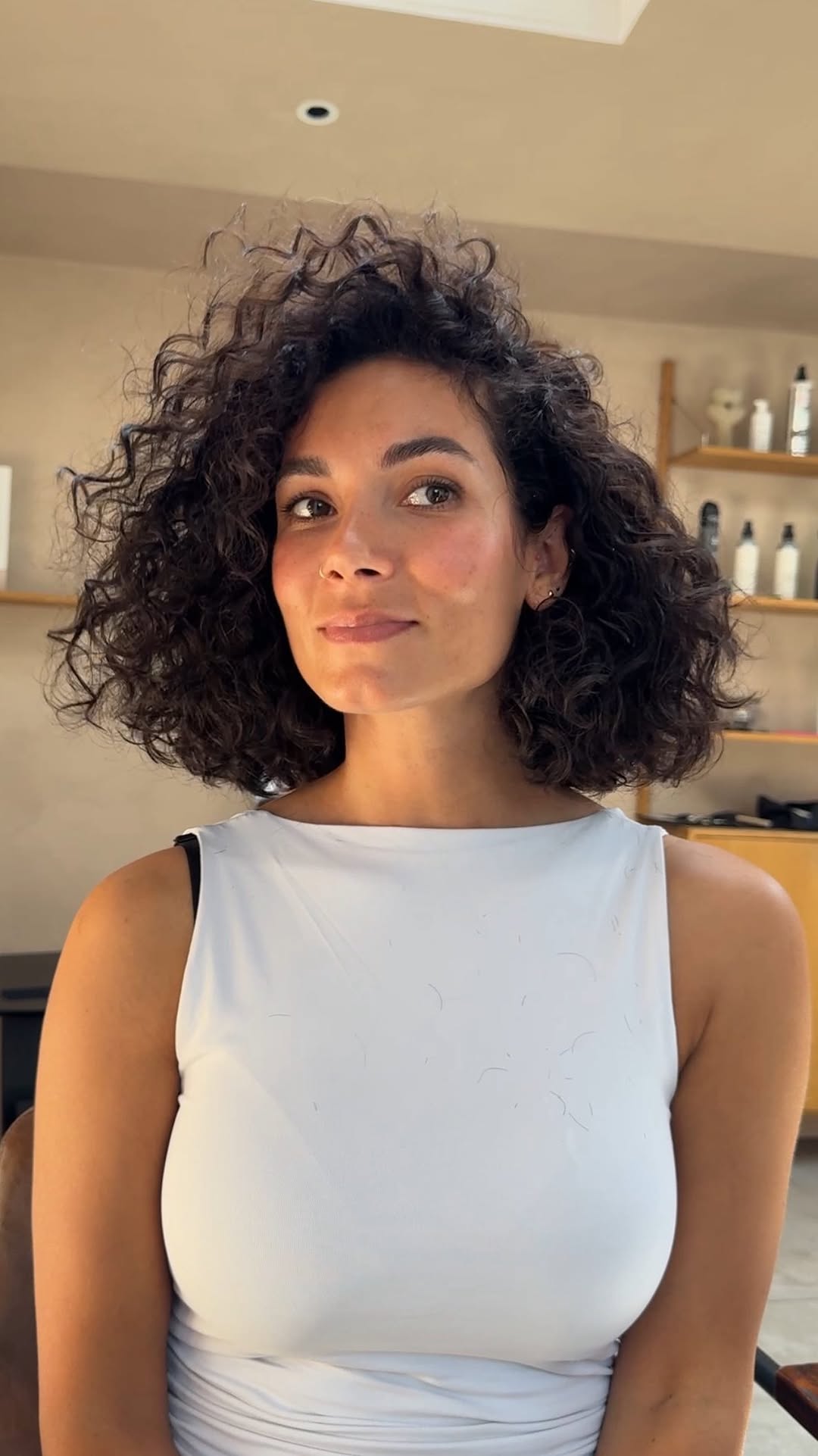 Corte bob ondulado com pontas desfiadas e textura natural