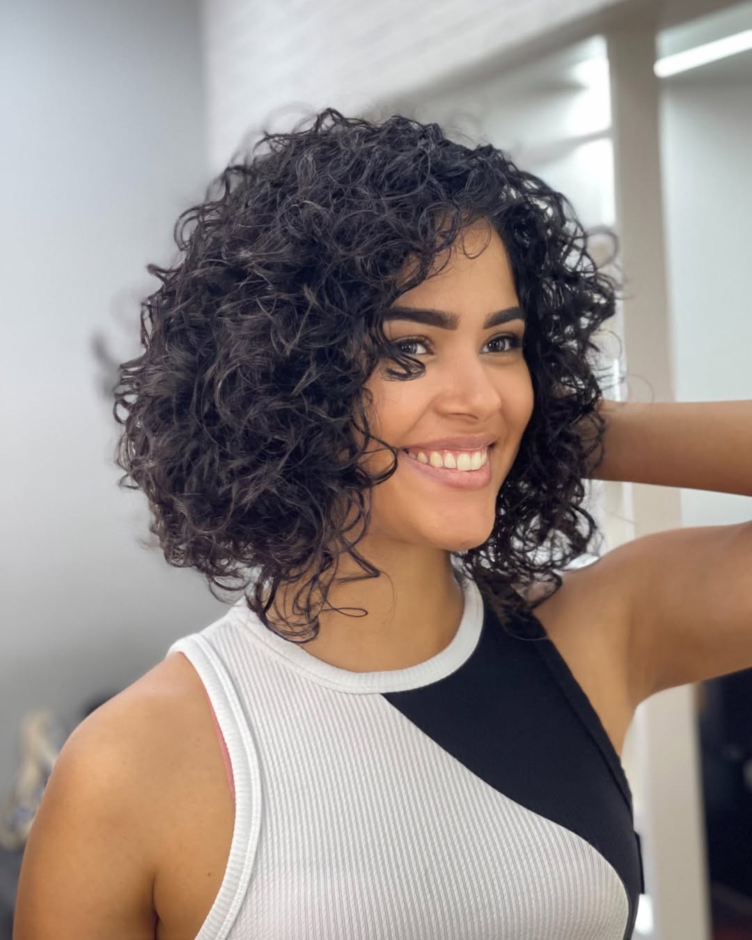 Corte bob ondulado com pontas lisas para um visual clean e moderno