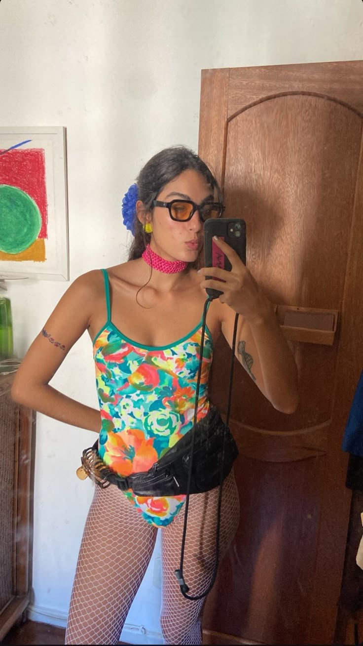 Fantasia de Carnaval com mai&ocirc; estampado e meia arrast&atilde;o