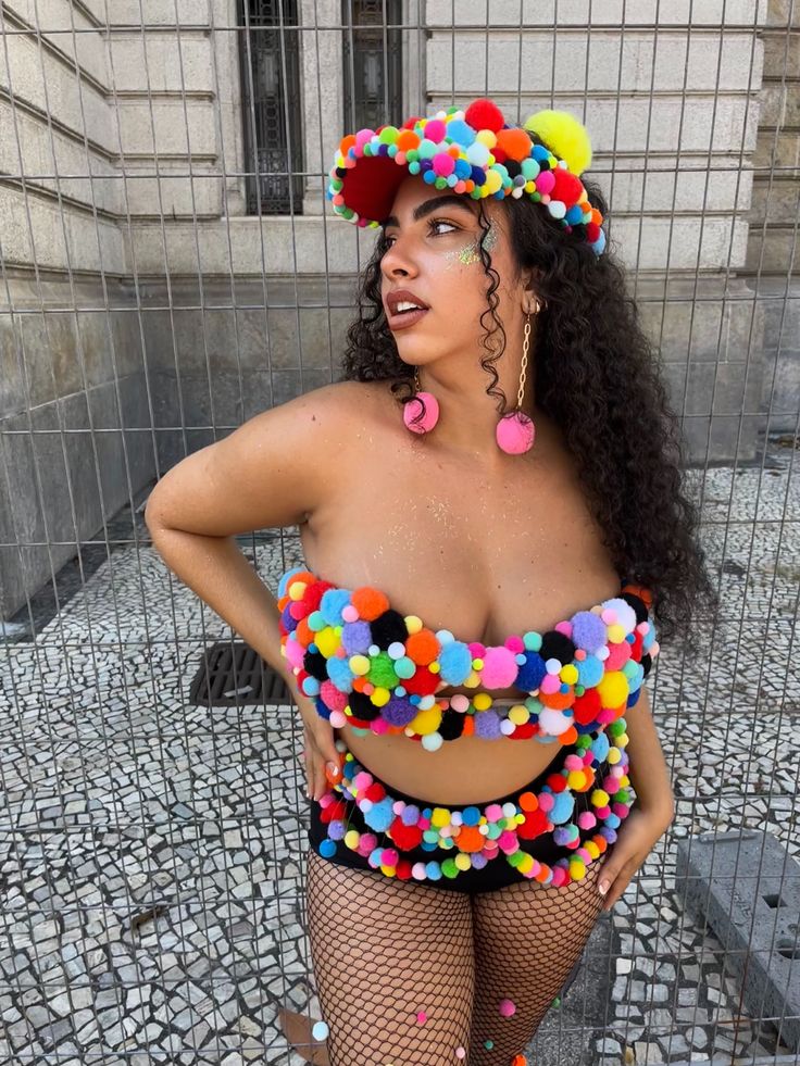 Fantasia de Carnaval com pompons coloridos f&aacute;cil de fazer
