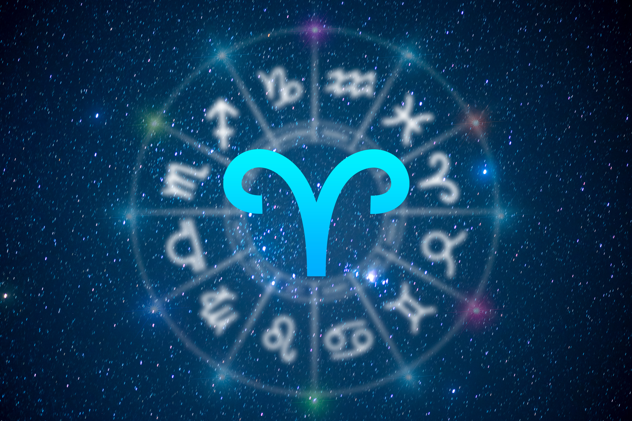 Símbolo do signo de Áries em destaque sobre um fundo estrelado com a roda do zodíaco ao fundo, representando as previsões do horóscopo de março para os signos.
