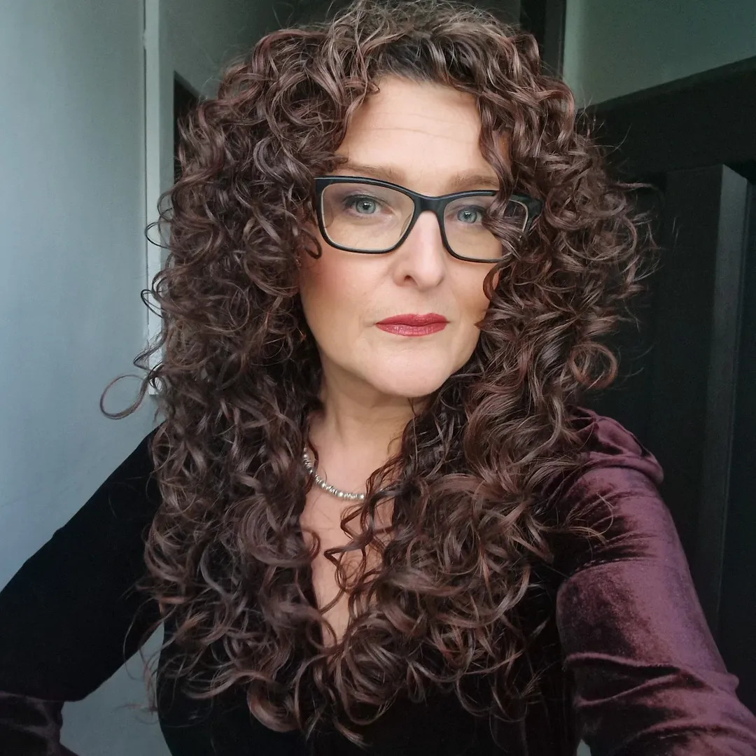 Corte shaggy cacheado para mulheres maduras