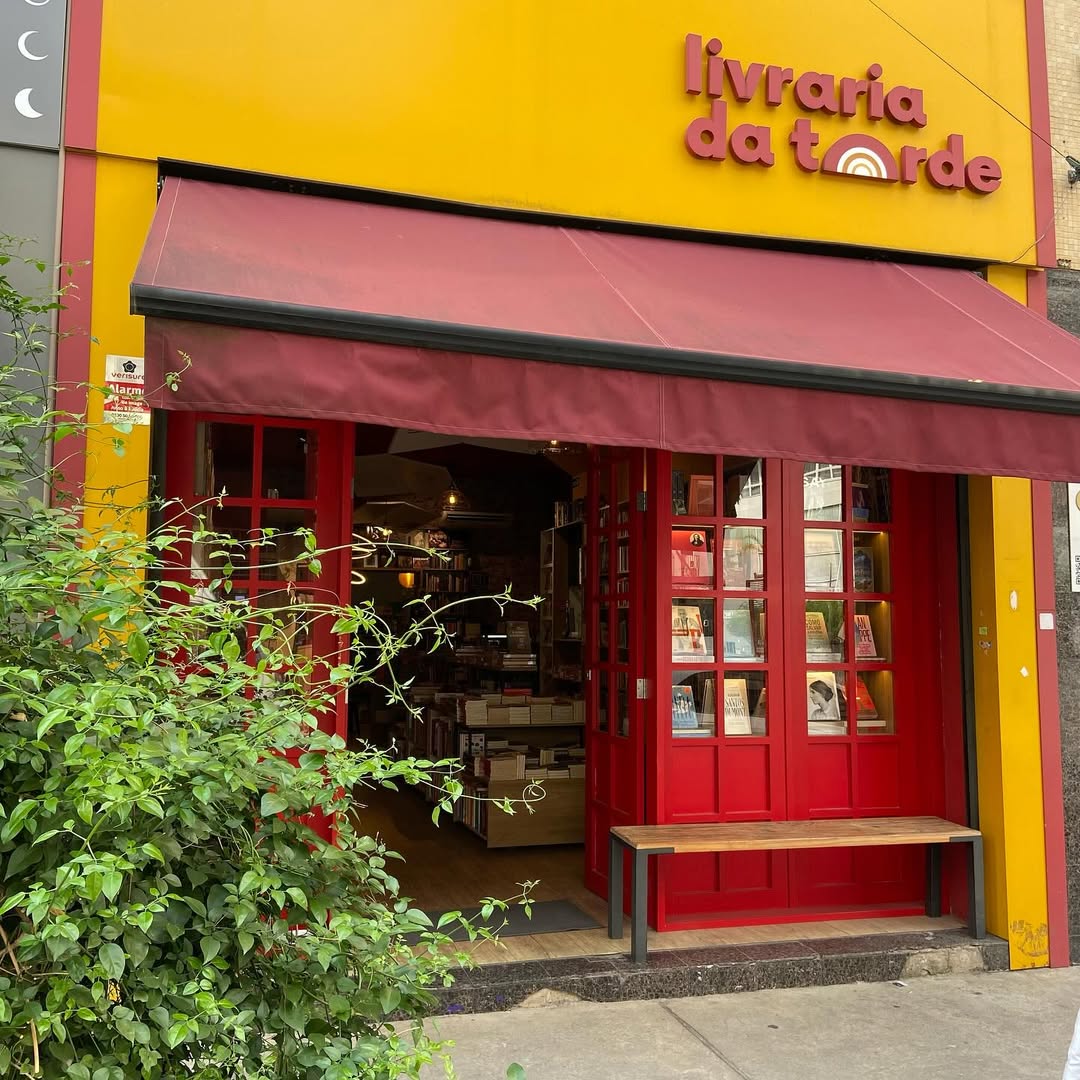 Fachada da Livraria da Tarde com caf&eacute;, livros expostos e ambiente intimista em Pinheiros.
