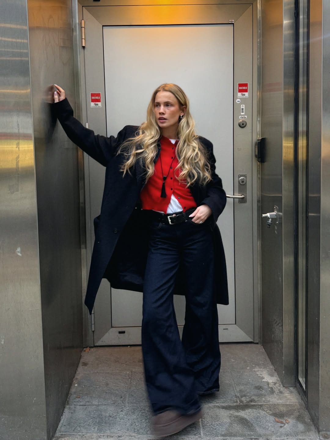 Look de frio com camiseta branca