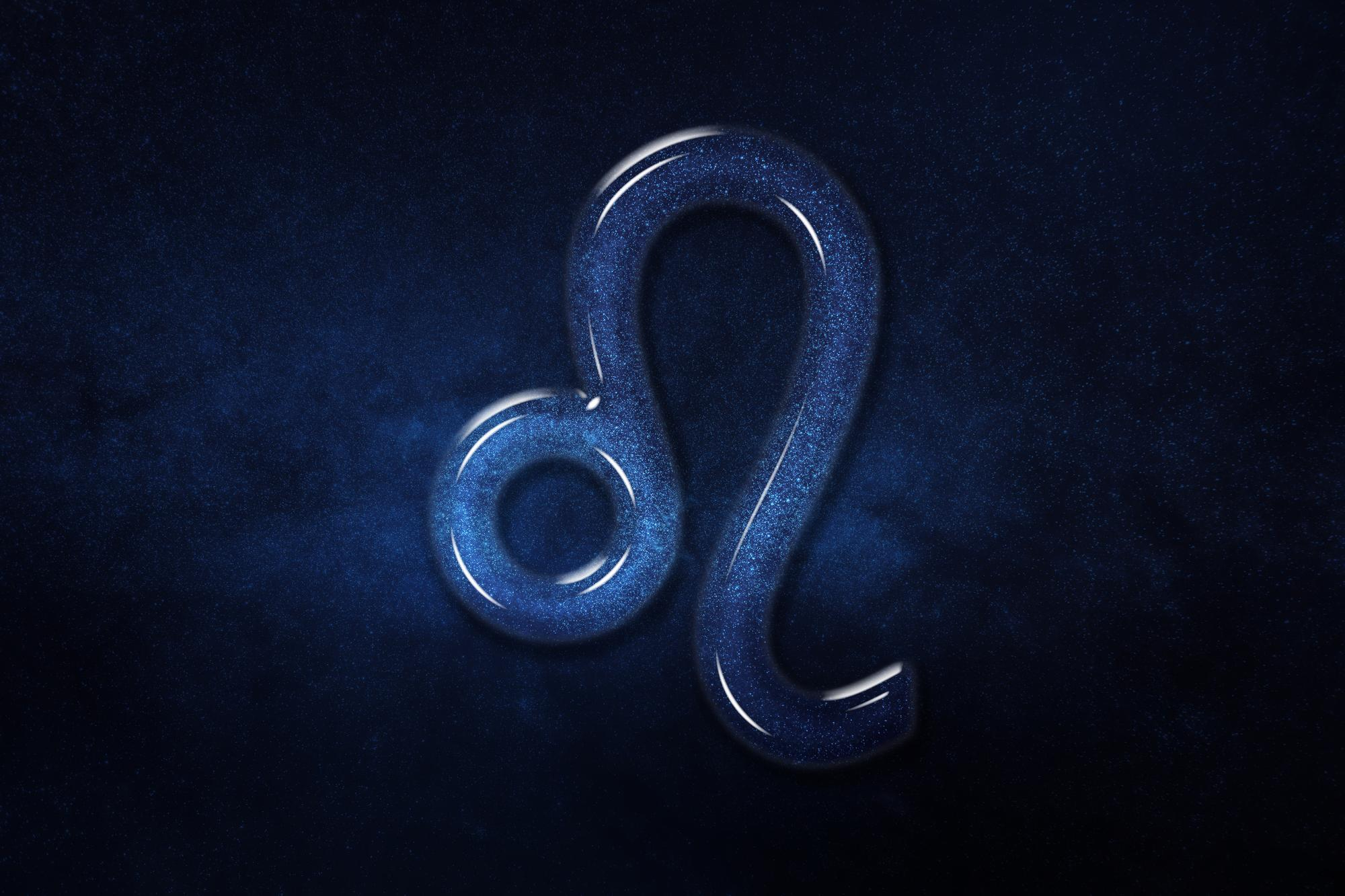 S&iacute;mbolo do signo de Le&atilde;o em azul brilhante, representando a energia da Lua Cheia em Le&atilde;o e o momento de coragem e autenticidade