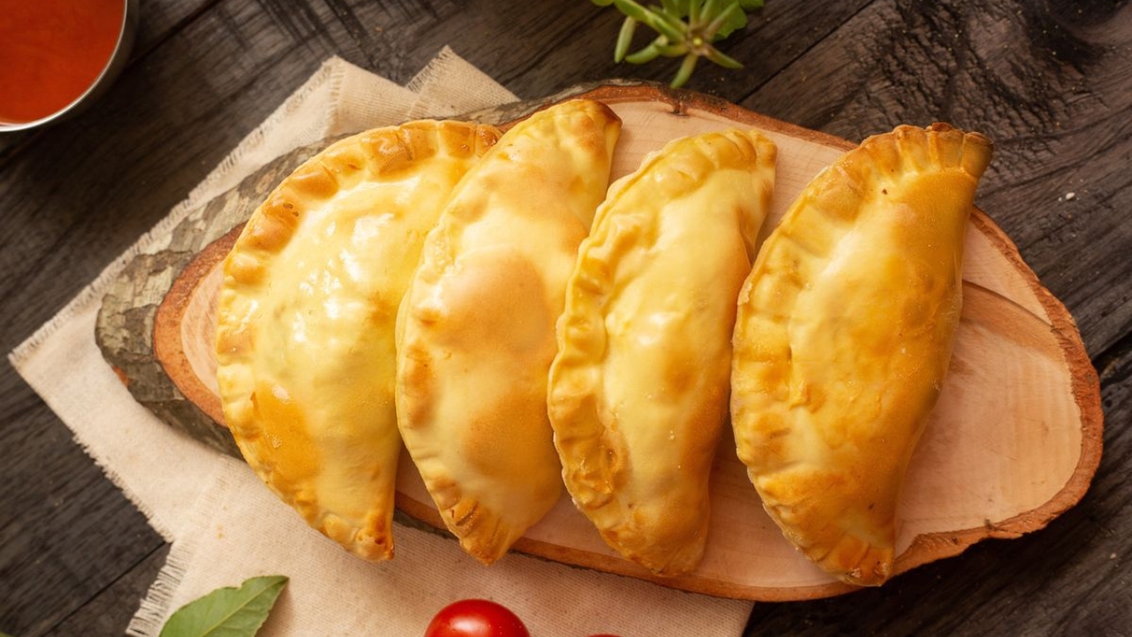 Quadro mini pastéis servidos em prato