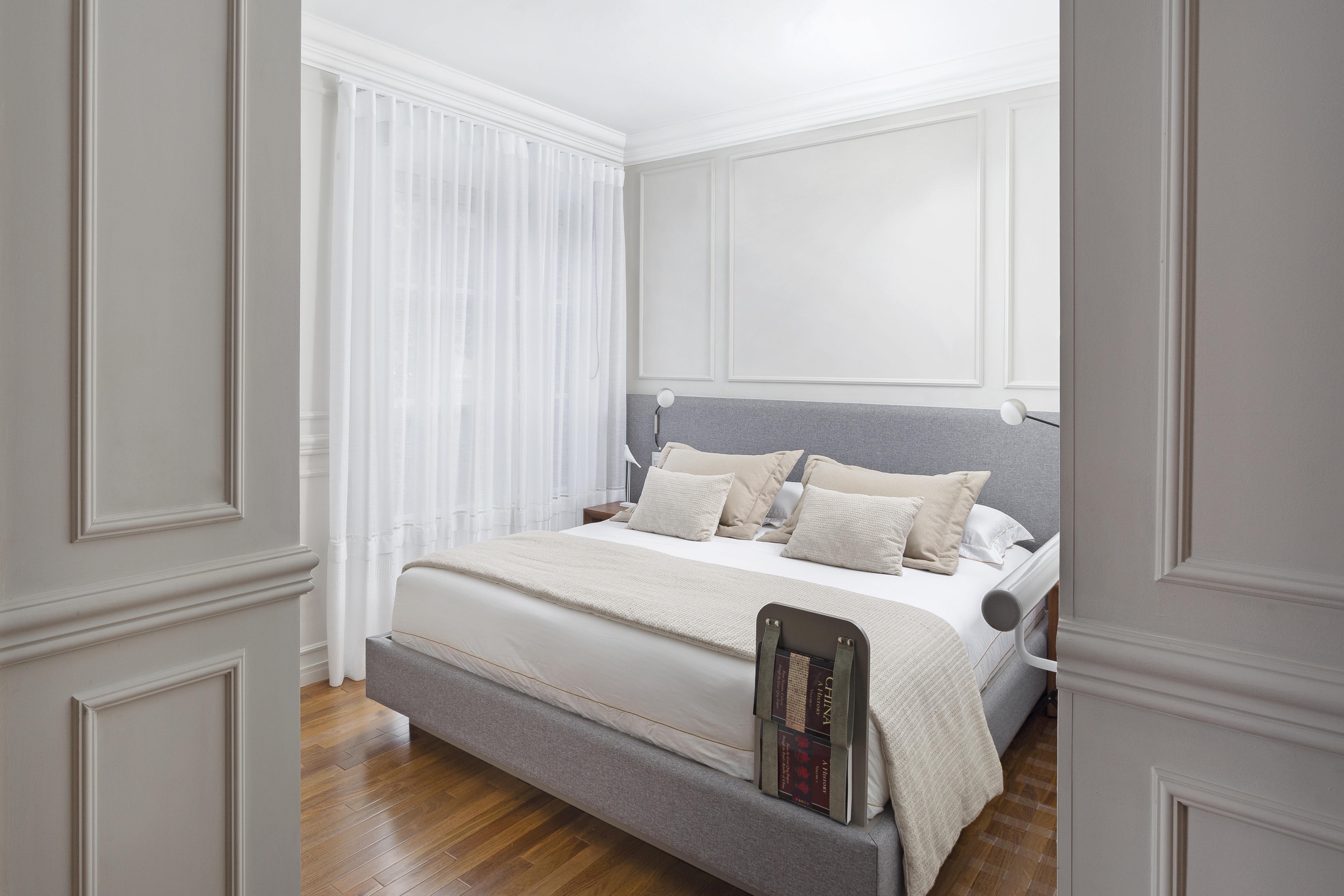 Como usar boiserie na parede de cabeceira da cama