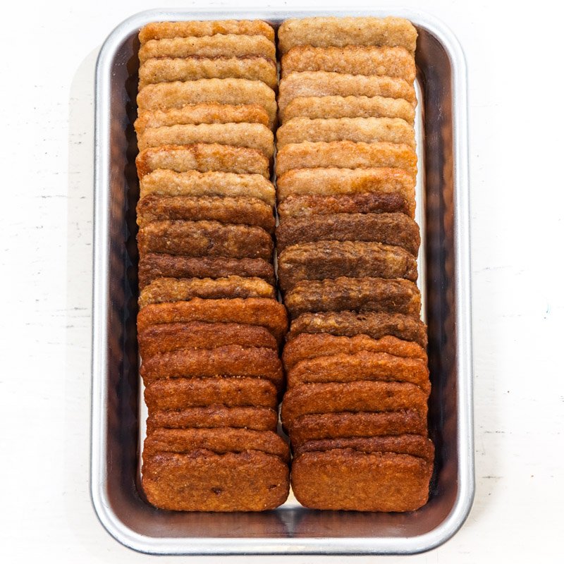 Close em biscoitos cortados ao meio e empilhados um sobre o outro