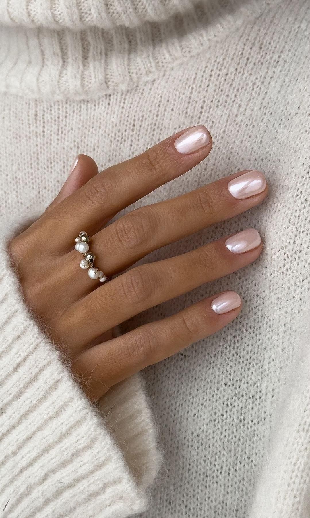 Close em m&atilde;os femininas com unhas curtas quadradas e esmaltada com branco perolado